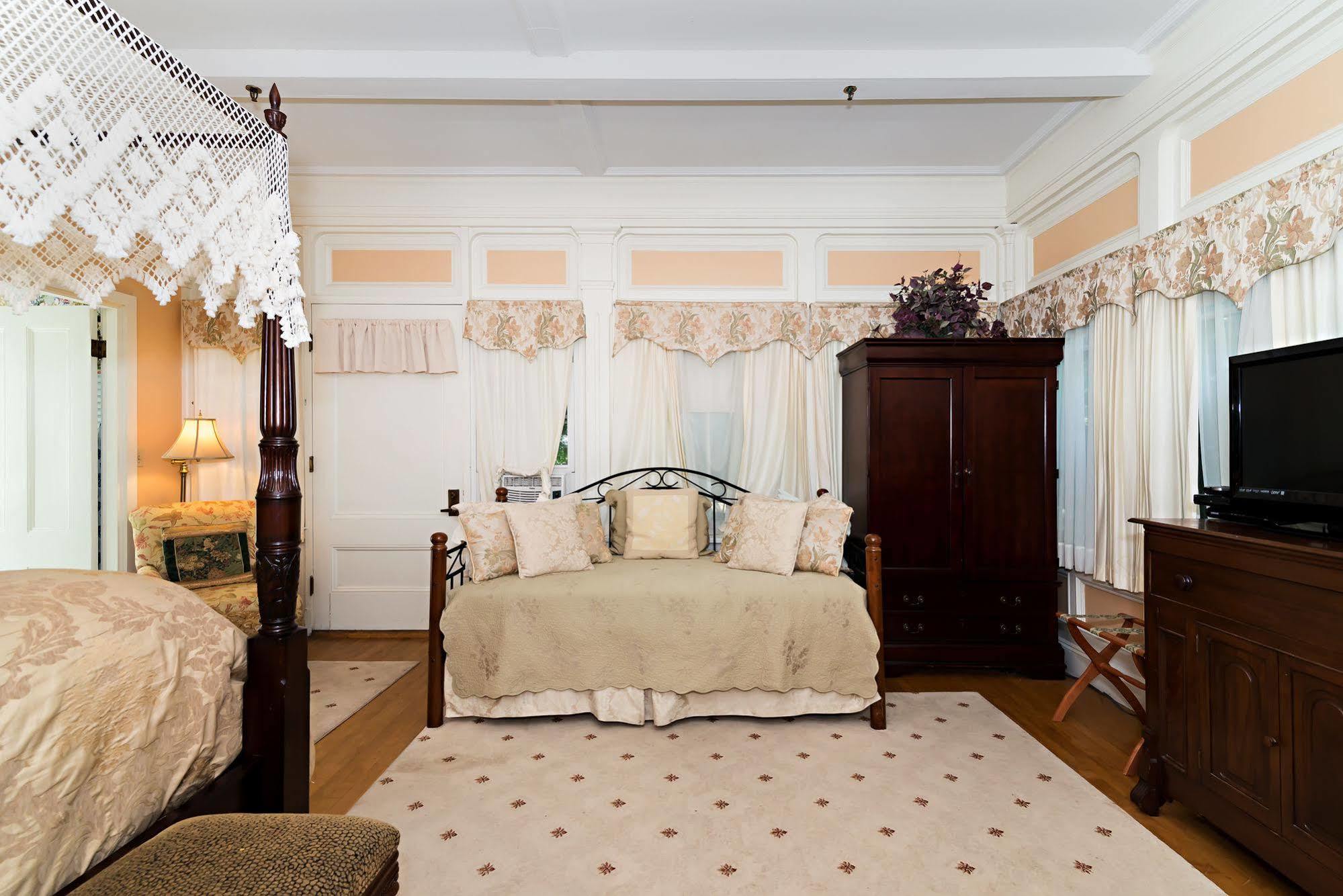 Silver Fountain Inn Довер Экстерьер фото