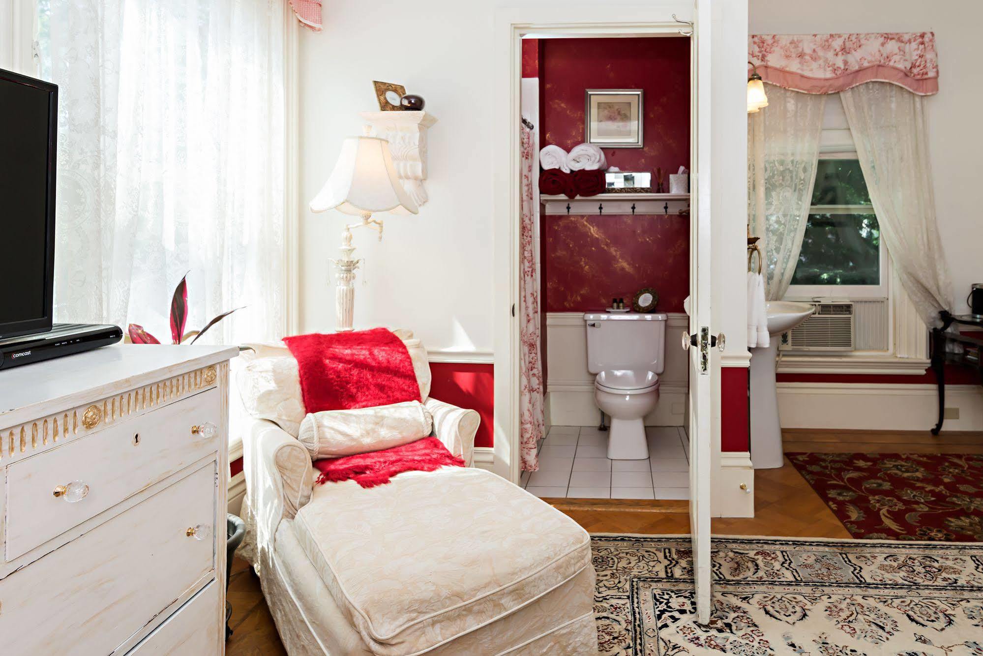 Silver Fountain Inn Довер Экстерьер фото